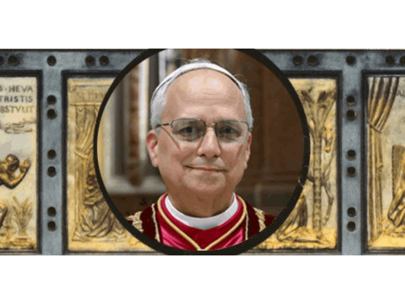 Chorbishop sharbel Presents Medallion to Pope Francis
